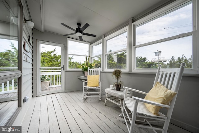 sunroom with ceiling fan