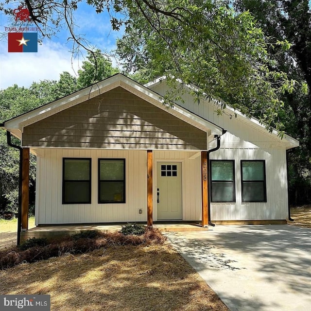 view of front of property