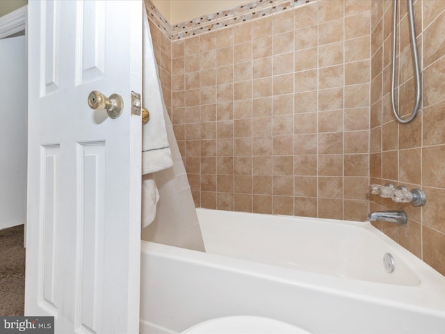 bathroom featuring tiled shower / bath