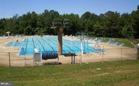 view of swimming pool with a yard