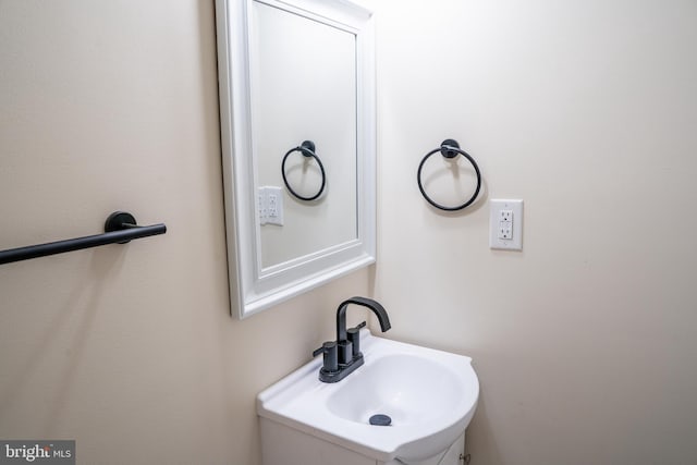 bathroom featuring a sink