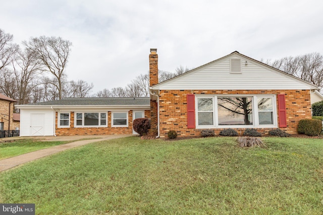 view of front of home featuring a front yard