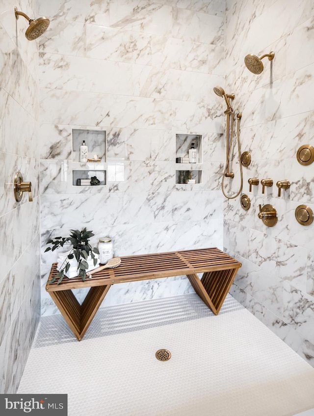 room details featuring tiled shower