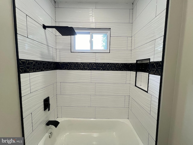 bathroom with tiled shower / bath combo