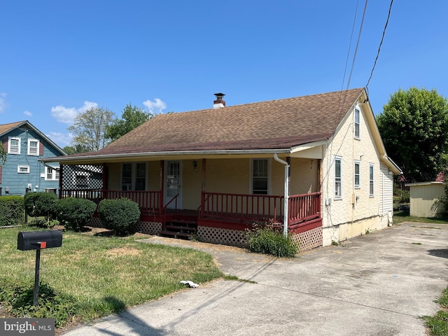 view of front of home with a front lawn and covered porch