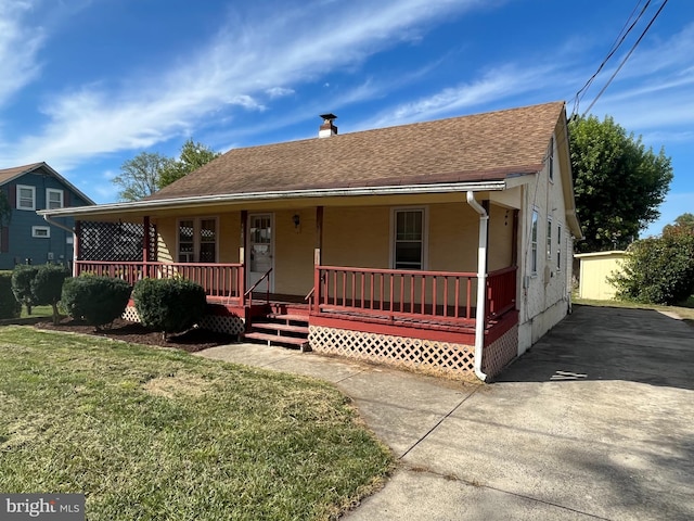 view of front of property featuring a porch and a front lawn