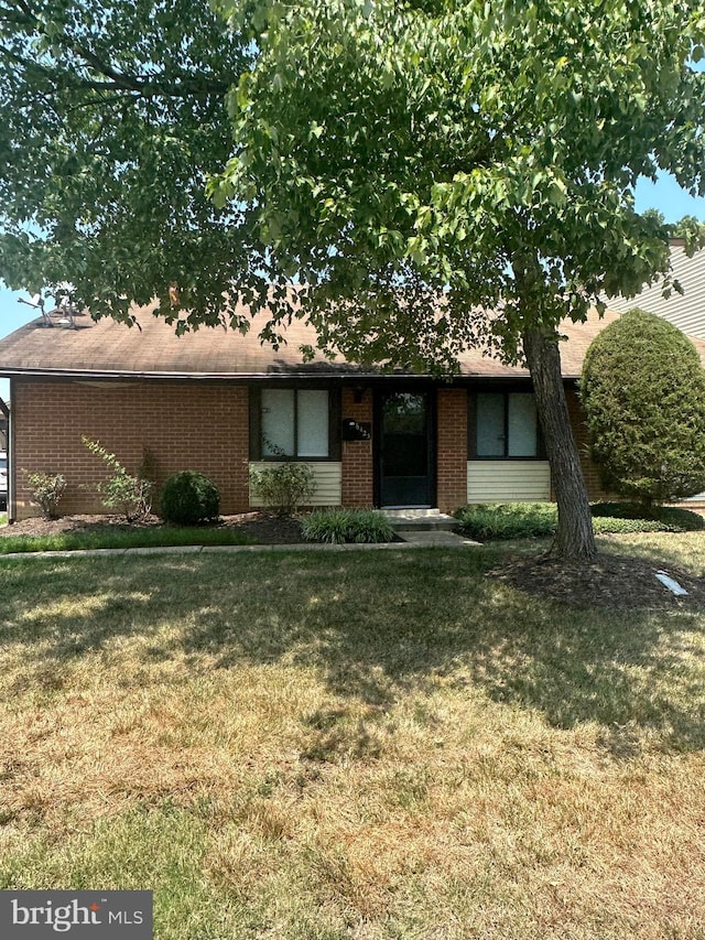 view of front of house featuring a front lawn