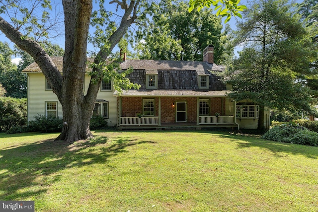 view of front facade featuring a front lawn