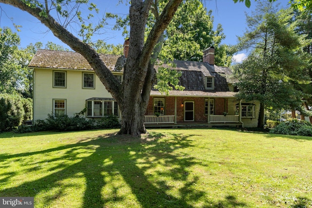 view of front of property featuring a wooden deck and a front yard