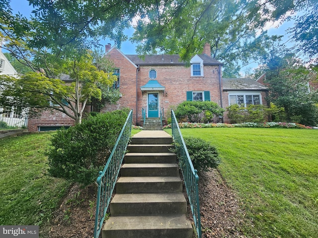 view of front facade featuring a front lawn