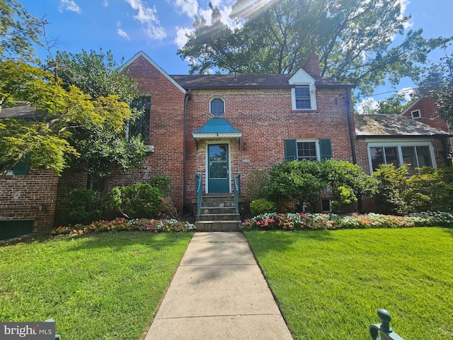 view of front of house with a front lawn