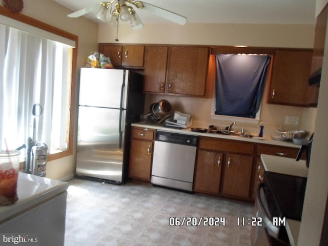 kitchen featuring appliances with stainless steel finishes and ceiling fan