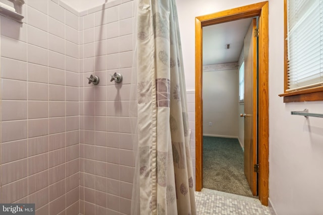 bathroom featuring a tile shower