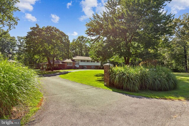 view of front of property with a front yard