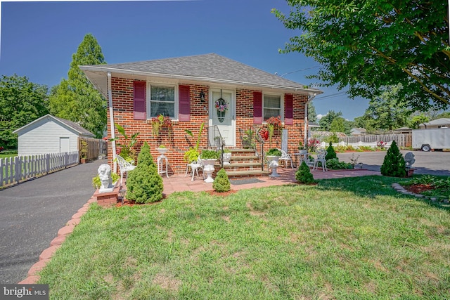 bungalow-style house with a front lawn