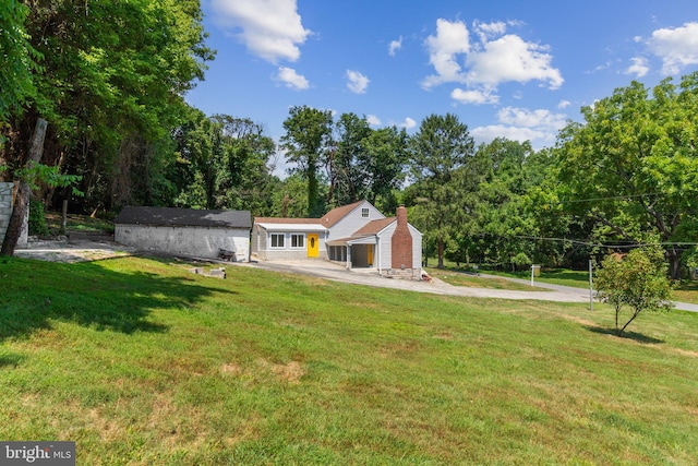 view of front of home featuring a front lawn