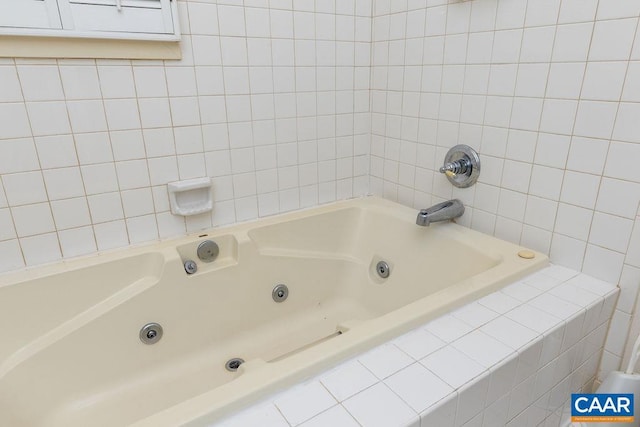 bathroom featuring tiled tub