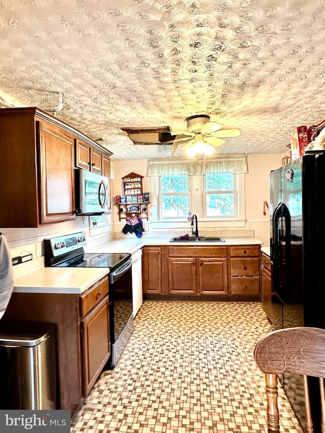 kitchen with sink, stainless steel appliances, and ceiling fan