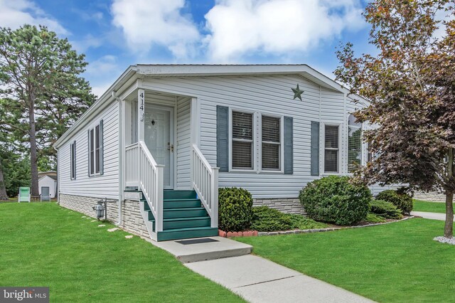 view of front of home featuring a front lawn