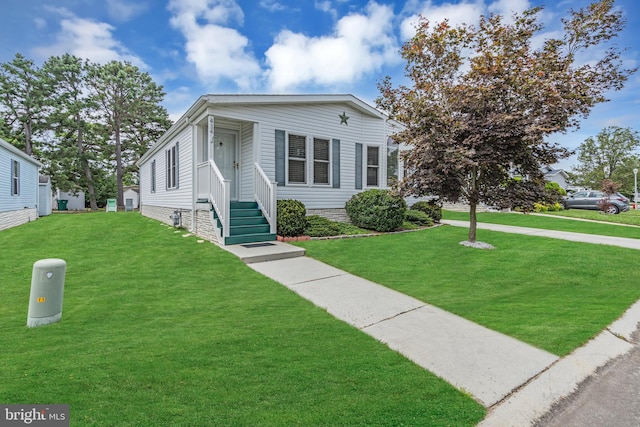 view of front facade featuring a front lawn