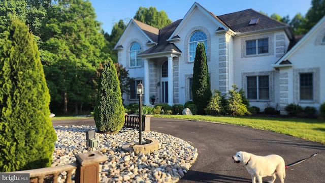 view of front facade featuring a front yard