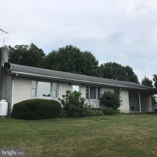 single story home featuring a front yard