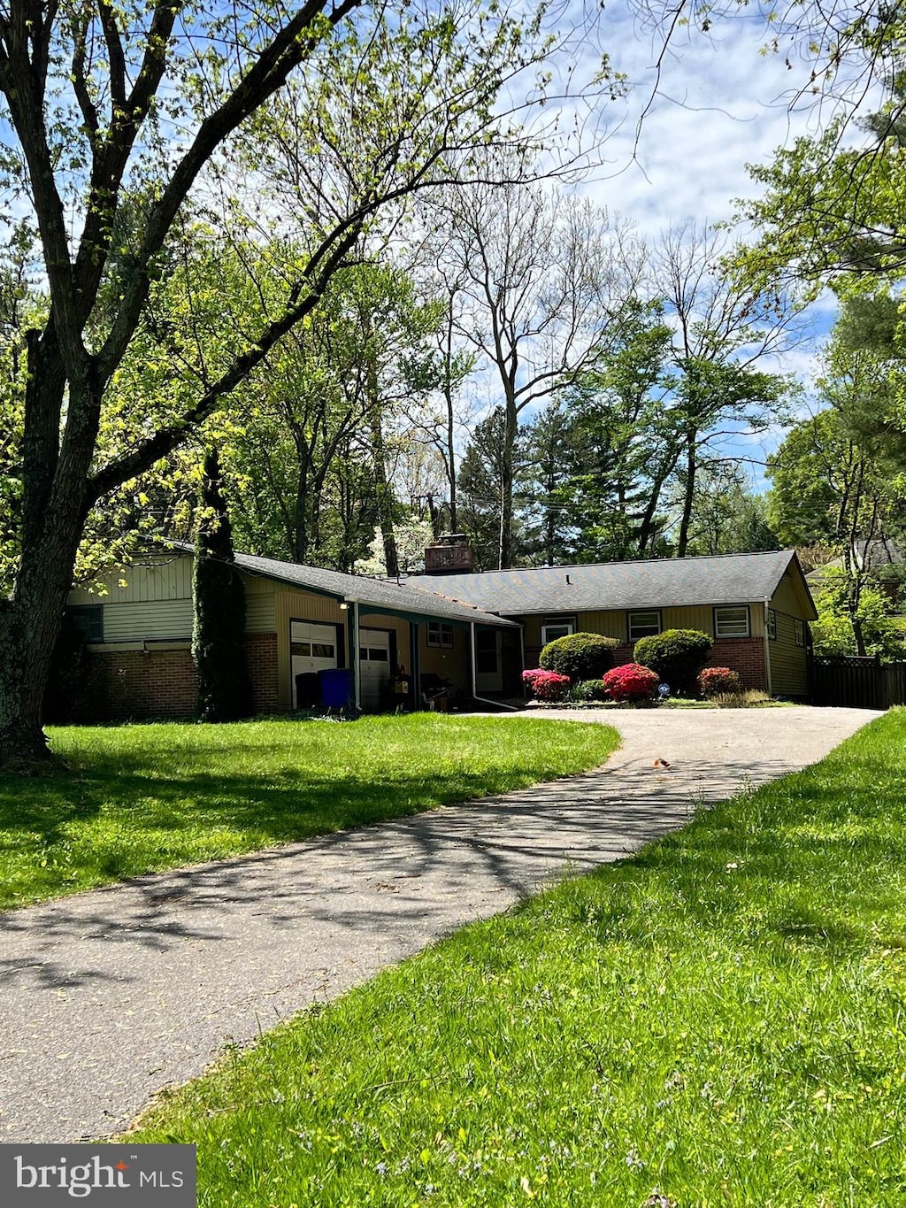 single story home with a front yard