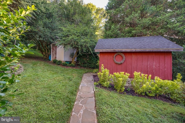 view of yard with a storage unit