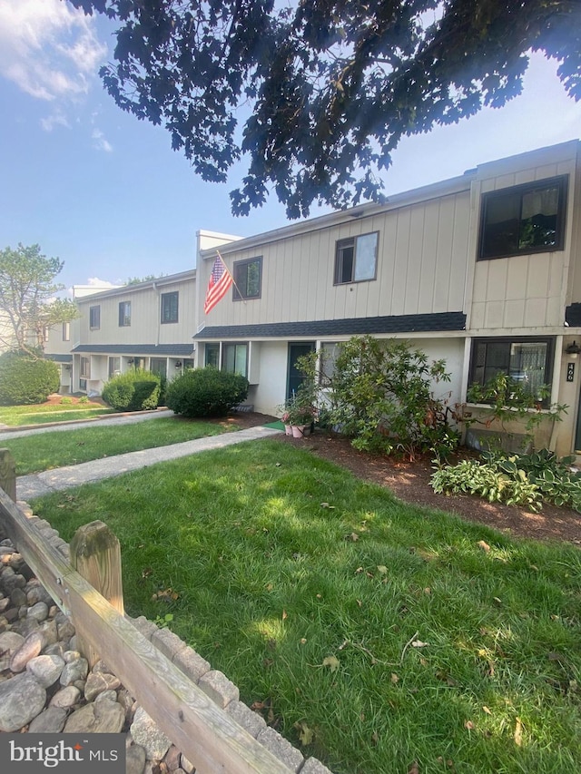 view of front facade featuring a front yard