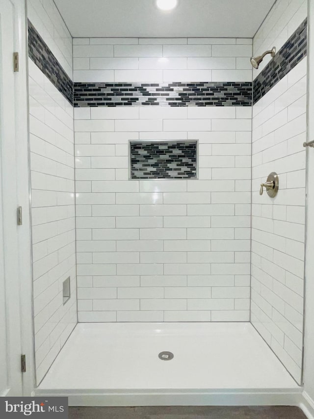 bathroom featuring tiled shower