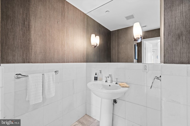 bathroom featuring tile walls