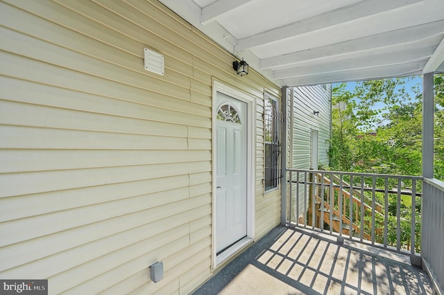 property entrance featuring a balcony