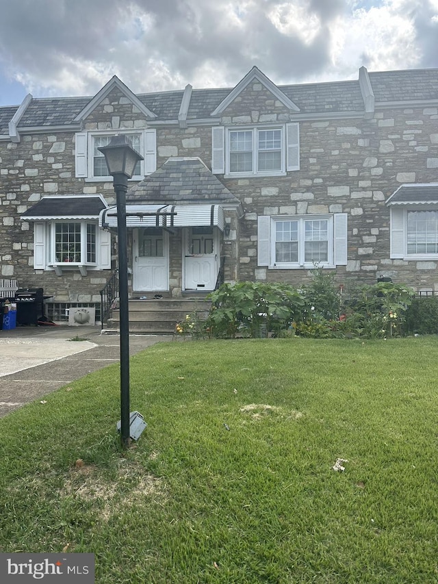 view of front of property with a front lawn