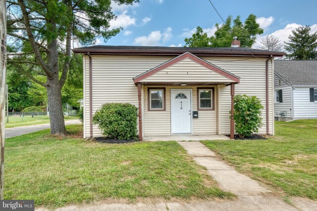 view of front of house featuring a front yard