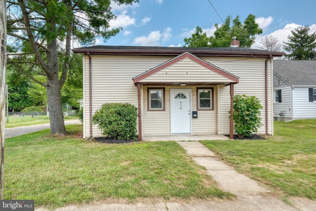 view of front of property with a front lawn