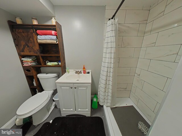 bathroom with a shower with curtain, vanity, and toilet