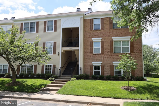 view of front of property with a front lawn