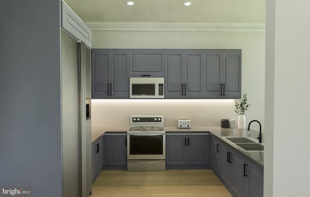 kitchen with electric stove, sink, gray cabinetry, ornamental molding, and light wood-type flooring