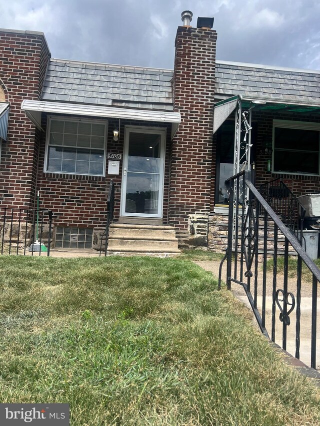 property entrance featuring a yard