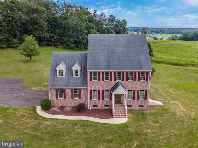 view of front of property featuring a front lawn