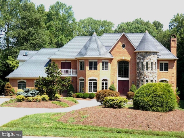 view of front of home featuring a balcony