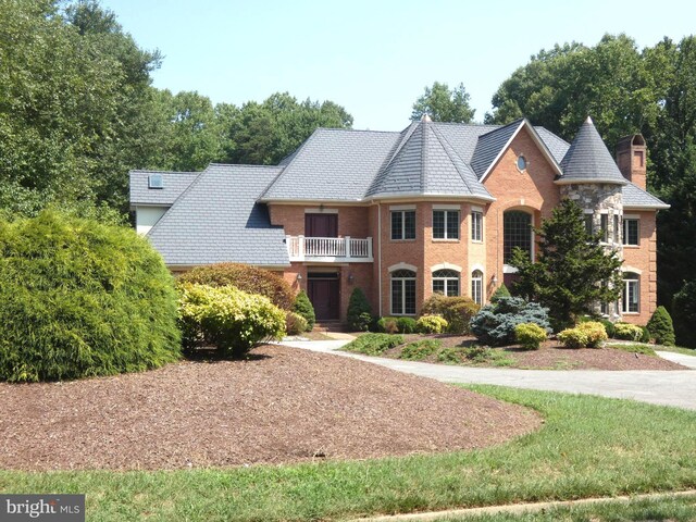 view of front of property featuring a balcony