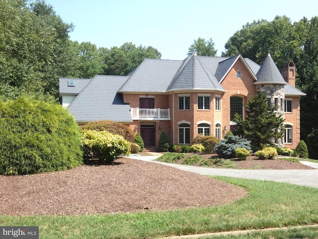 view of front of house with a balcony