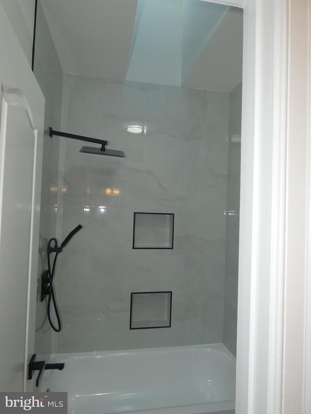 bathroom with tiled shower / bath