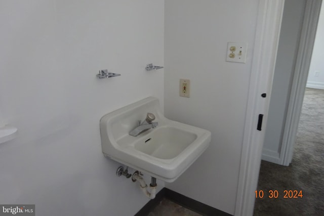 bathroom featuring sink