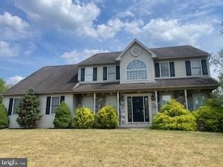 view of front of home featuring a front lawn