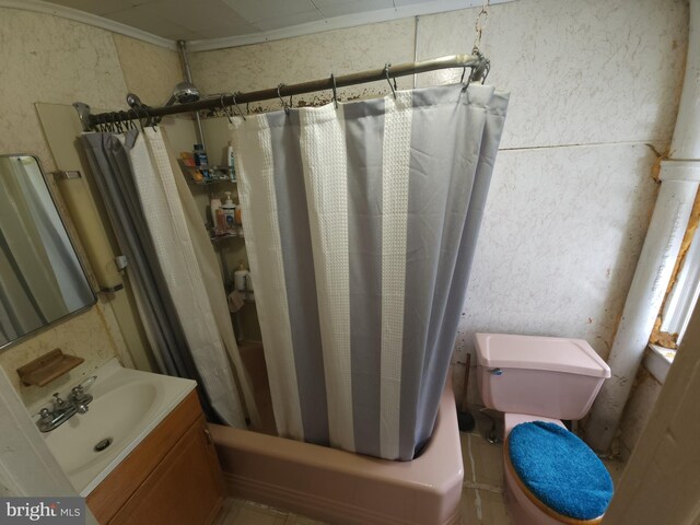 full bathroom featuring vanity, shower / bathtub combination with curtain, and toilet