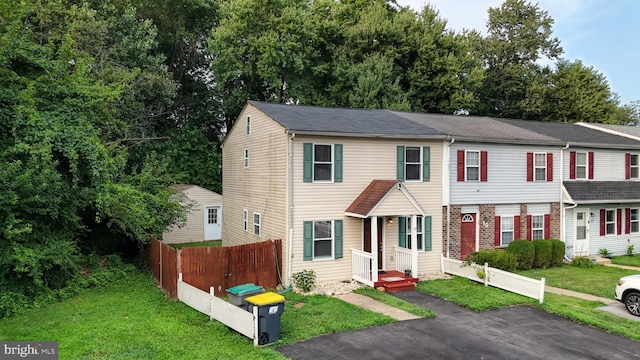 townhome / multi-family property featuring a front yard