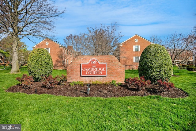 community sign featuring a yard