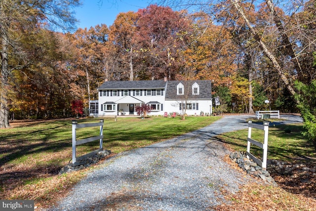 view of front facade featuring a front yard